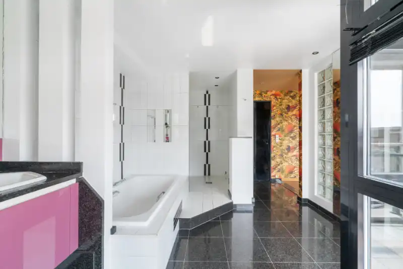 Zeer ruim appartement met privé lift! 3slpkmrs en 2 badkmrs. foto 18