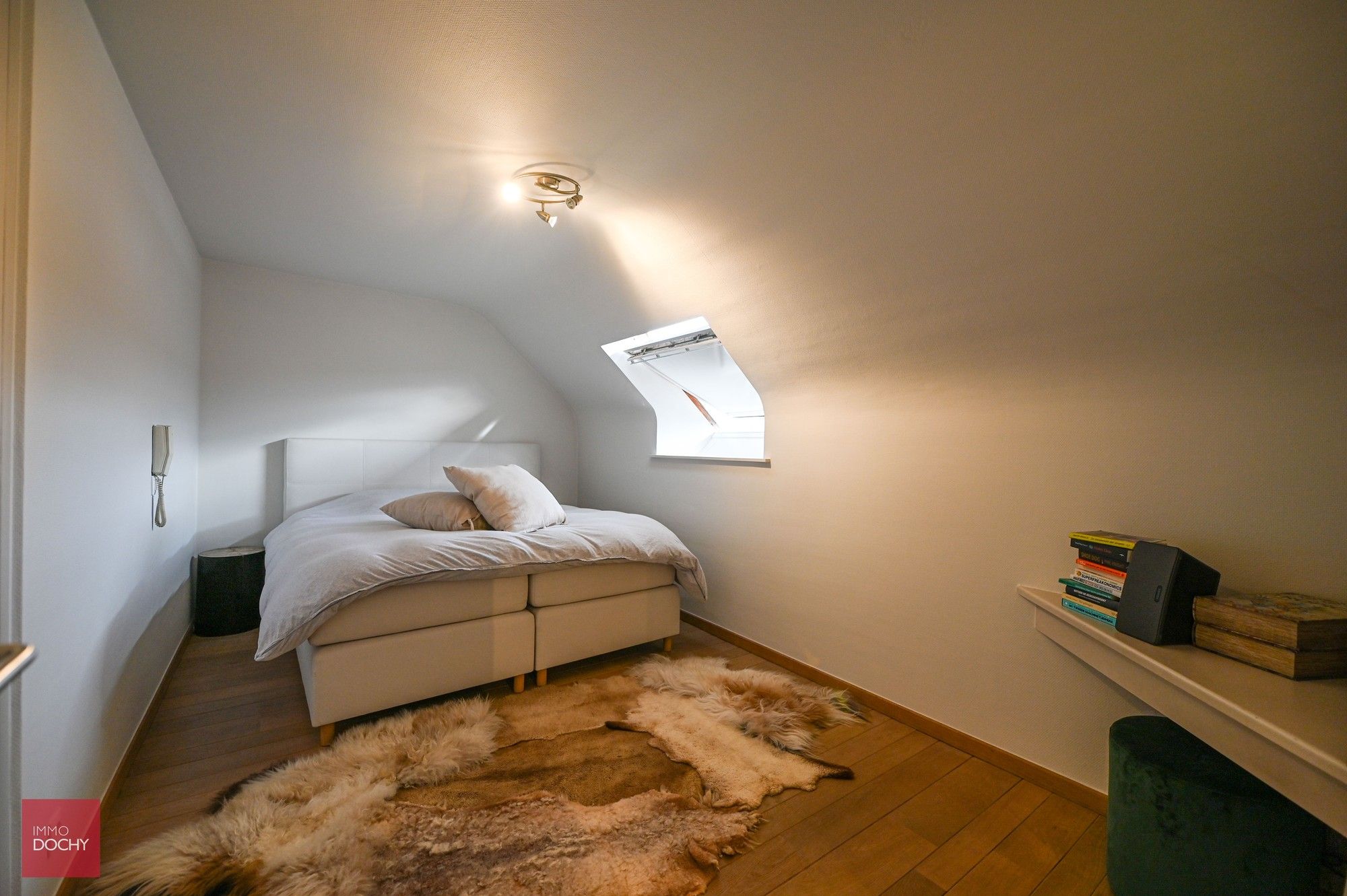 Vernieuwd ruim dakappartement | Doorniksewijk foto 13