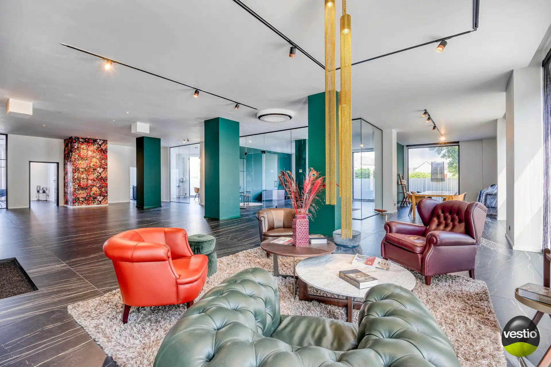 Luxueuze gelijkvloerse kantoorruimte van ca. 328 m² met parking. foto {{pictureIndex}}