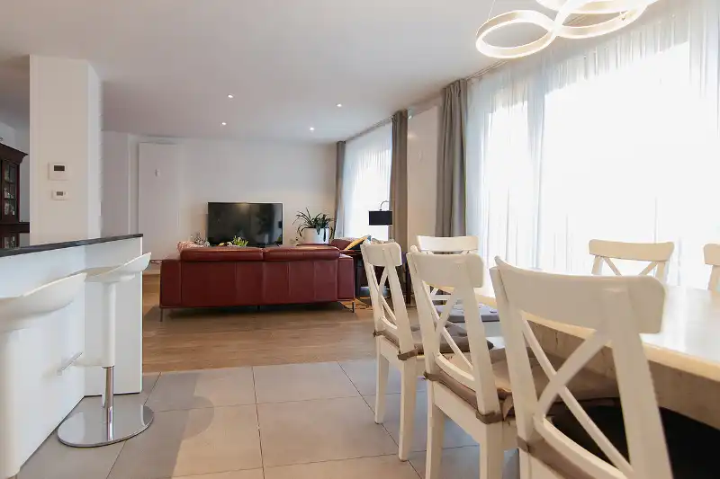 Totaal gerenoveerd gelijkvloers 3 slpk-appartement met gezellig terras op een toplocatie. Garagebox optioneel! foto 3