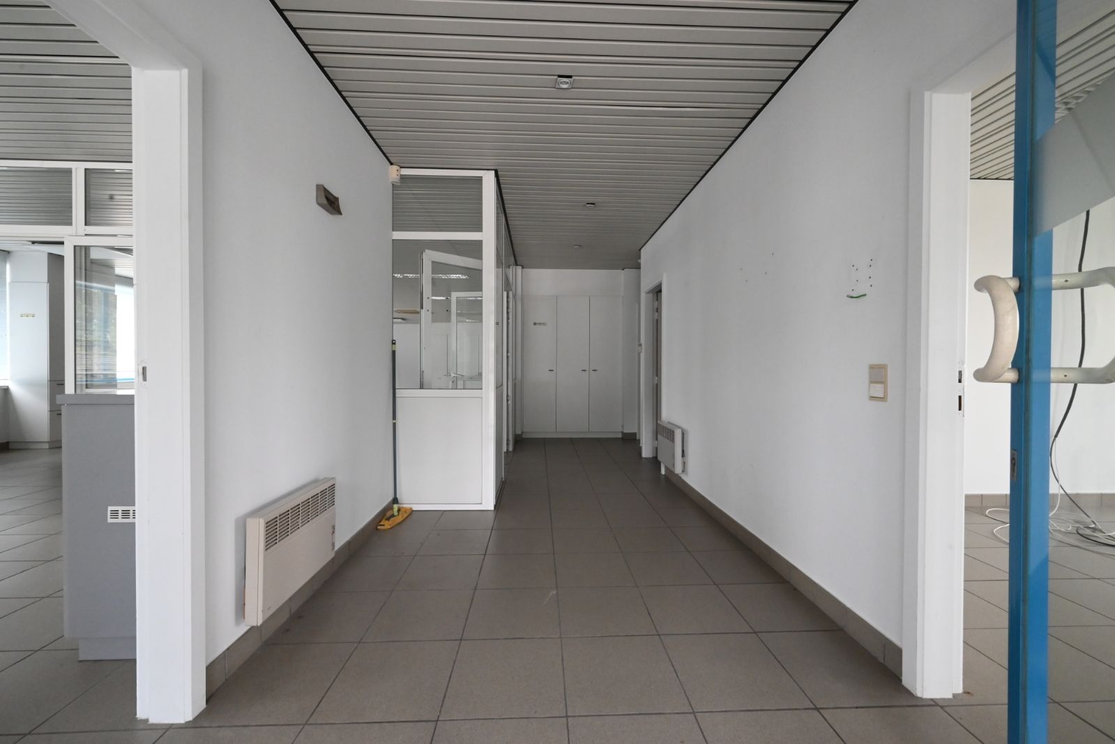 Bedrijfs-/ kantoorgebouw (275m2) met veel parkeergelegenheid! foto 9