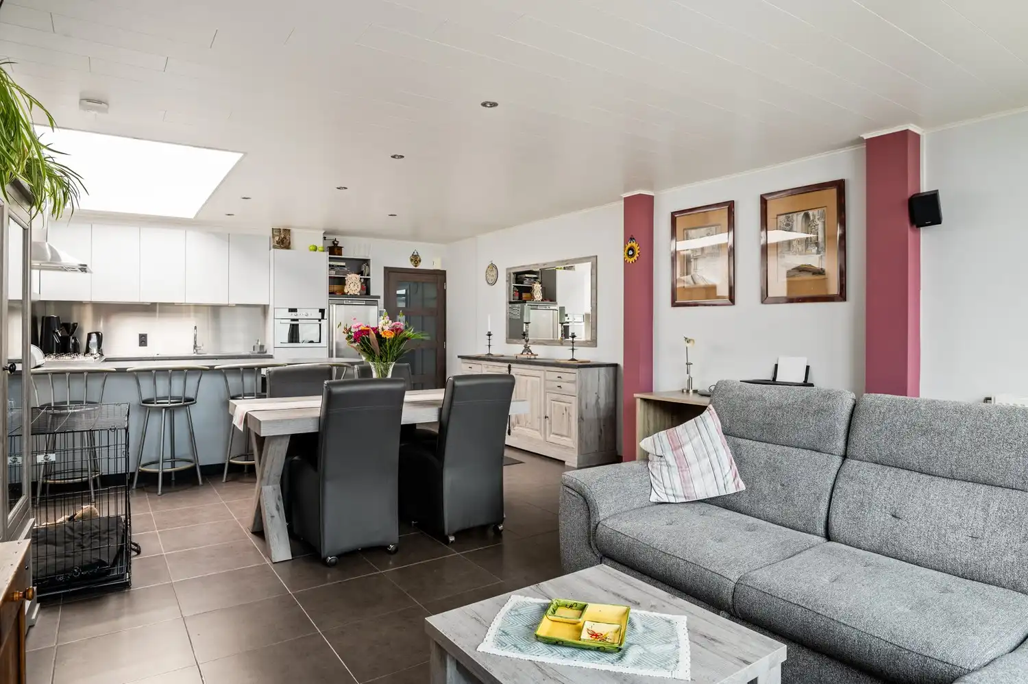 Ruime woning met 3 tot 4 slaapkamers en 3 autostaanplaatsen in een rustige straat foto 2