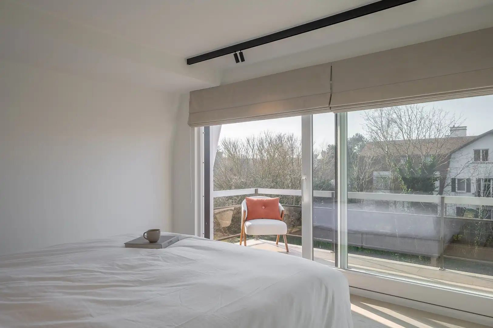 Zonnig gerenoveerd appartement met zuidwest gericht terras en open zicht op wandelafstand van het strand in hartje Zoute. foto 16