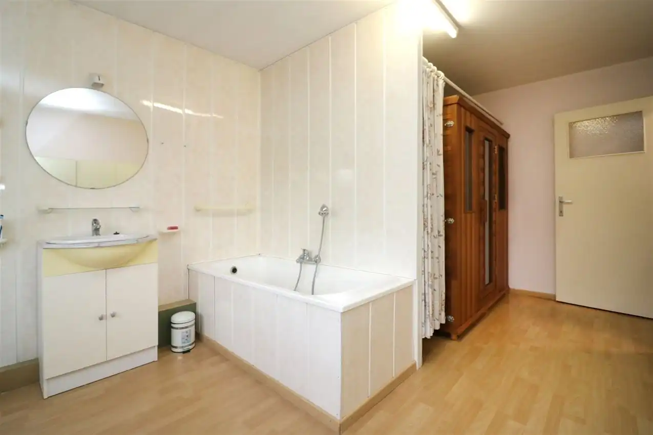 label c, nabij station, garage voor vijf wagens foto 35