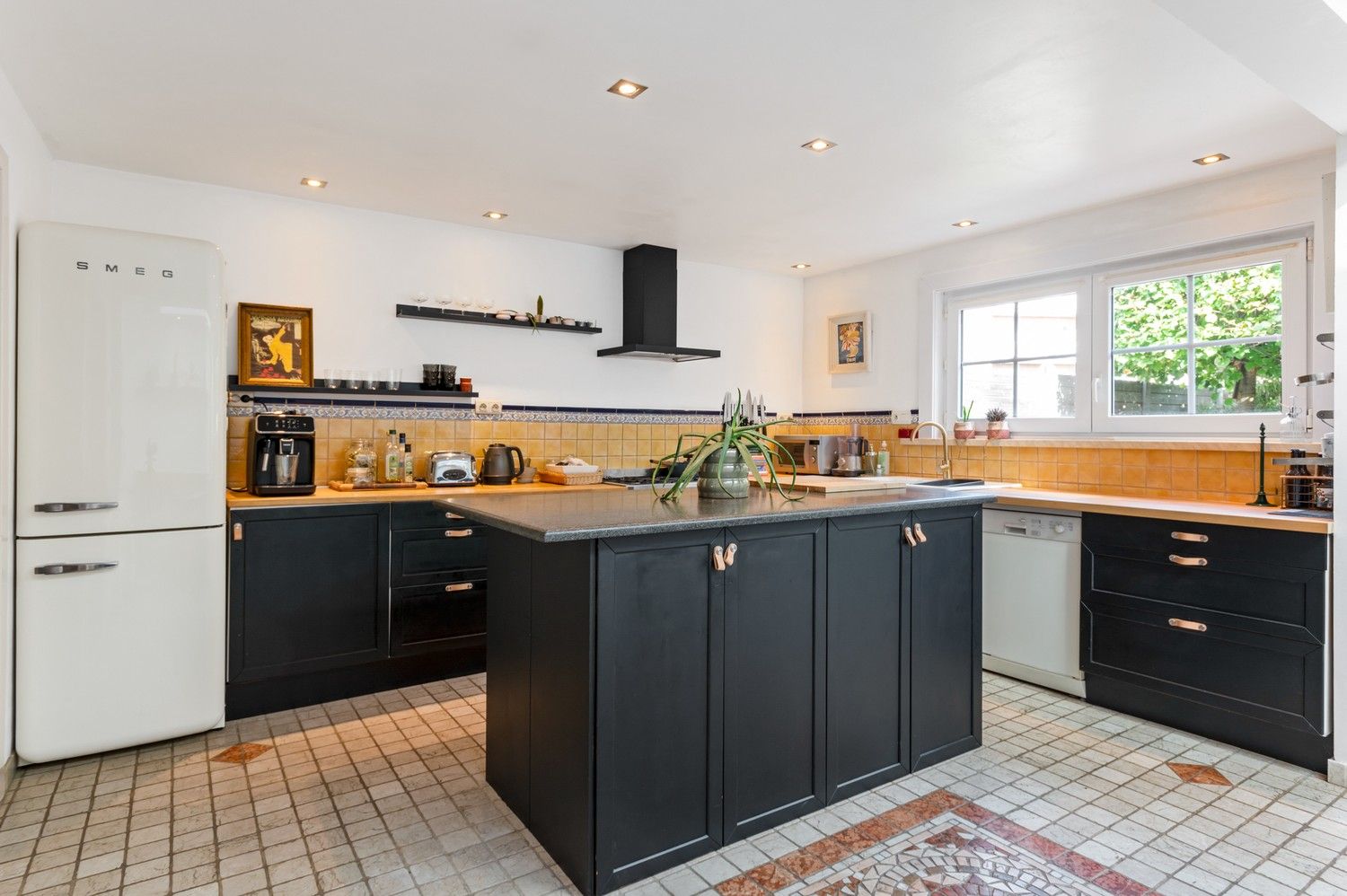Instapklaar, ruim huis met 4 slaapkamers en tuin te koop in Schoten! foto 9