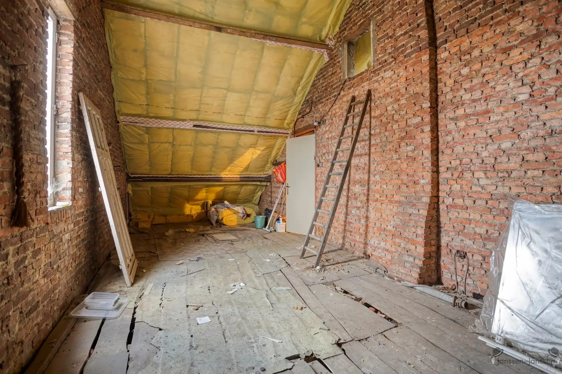 Ruime renovatiewoning met polyvalente bijgebouwen foto 23