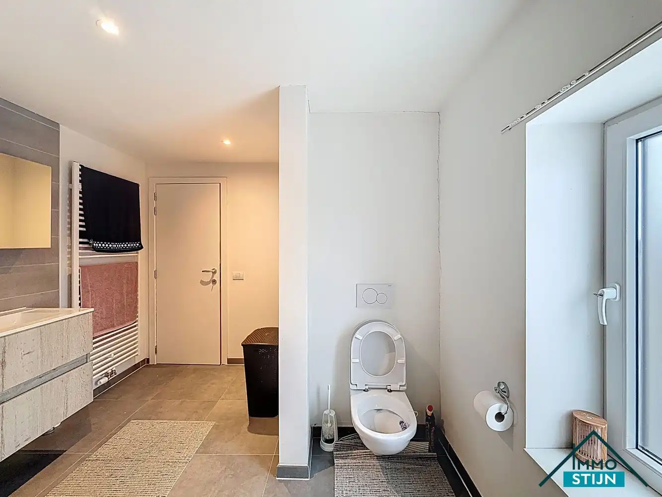 Recente duplex met drie slaapkamers en een garage foto 9
