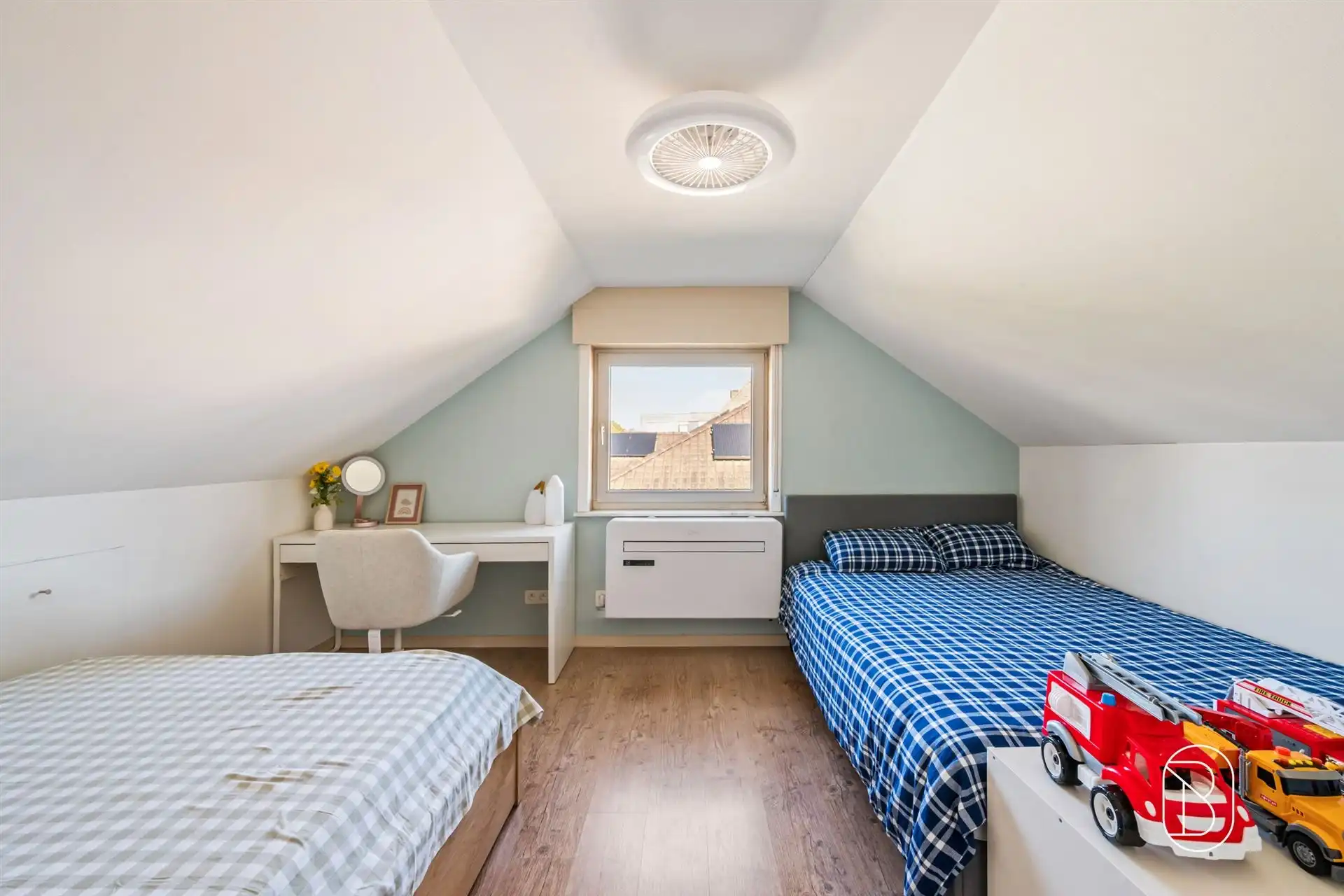 Ruime alleenstaande woning met 3 SLK, garage en mooie tuin foto 15