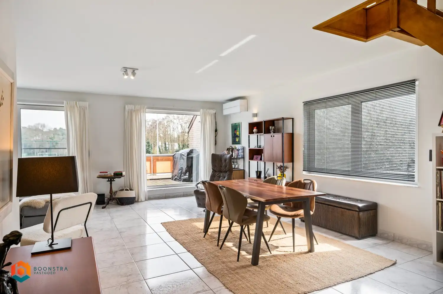 Ruim 3 slpkr app met terras, autostaanplaats en 2 garages foto 7