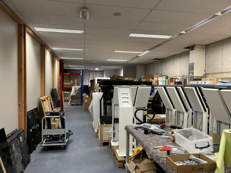 Commercieel gelegen handelspand van 450 m² met ruime parking. foto 7