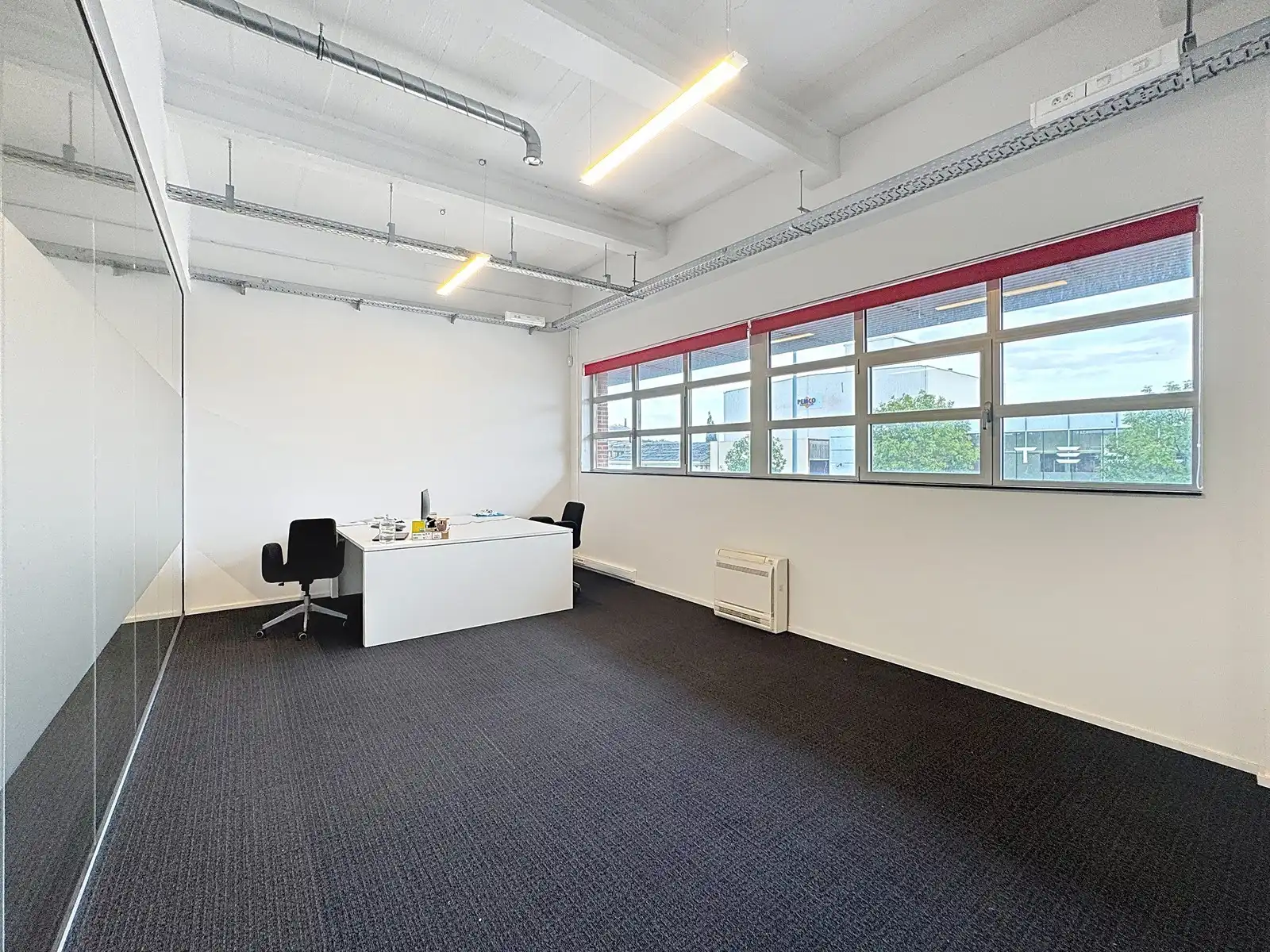 Instapklare KANTOORRUIMTE (230m²) voorzien van alle comfort (databekabeling, airco,...) met private parkeergelegenheid. Vlot bereikbaar via Expresweg van Brugge! foto 7