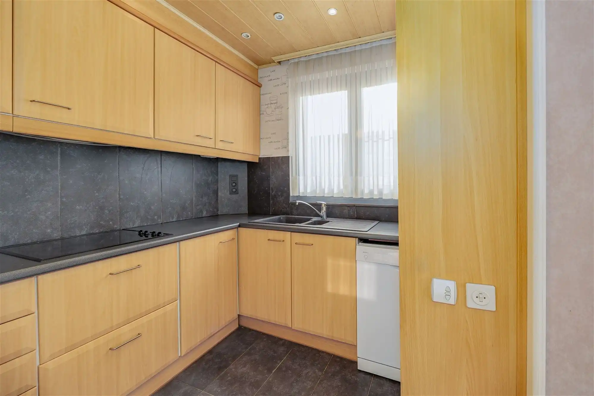 Zeer licht instapklaar appt met 3 slaapkamers en terras foto 5