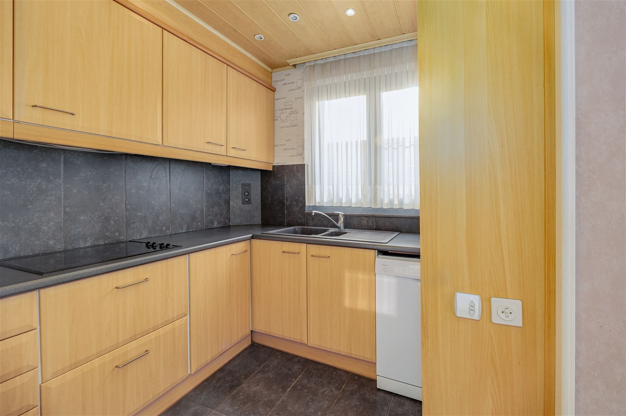 Zeer licht instapklaar appt met 3 slaapkamers en terras foto 5