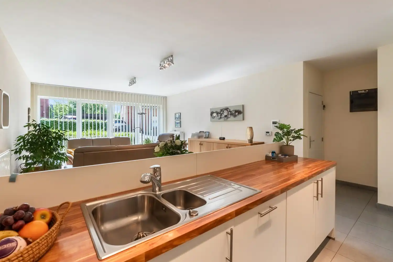Goed onderhouden gelijkvloersappartement met 2 slaapkamers, ondergrondse autostaanplaats en kelder te Linden ! foto 4