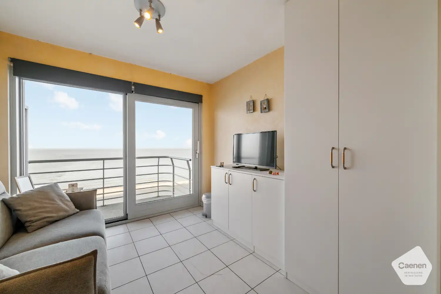 Instapklare studio met prachtig frontaal zicht op zee foto 2