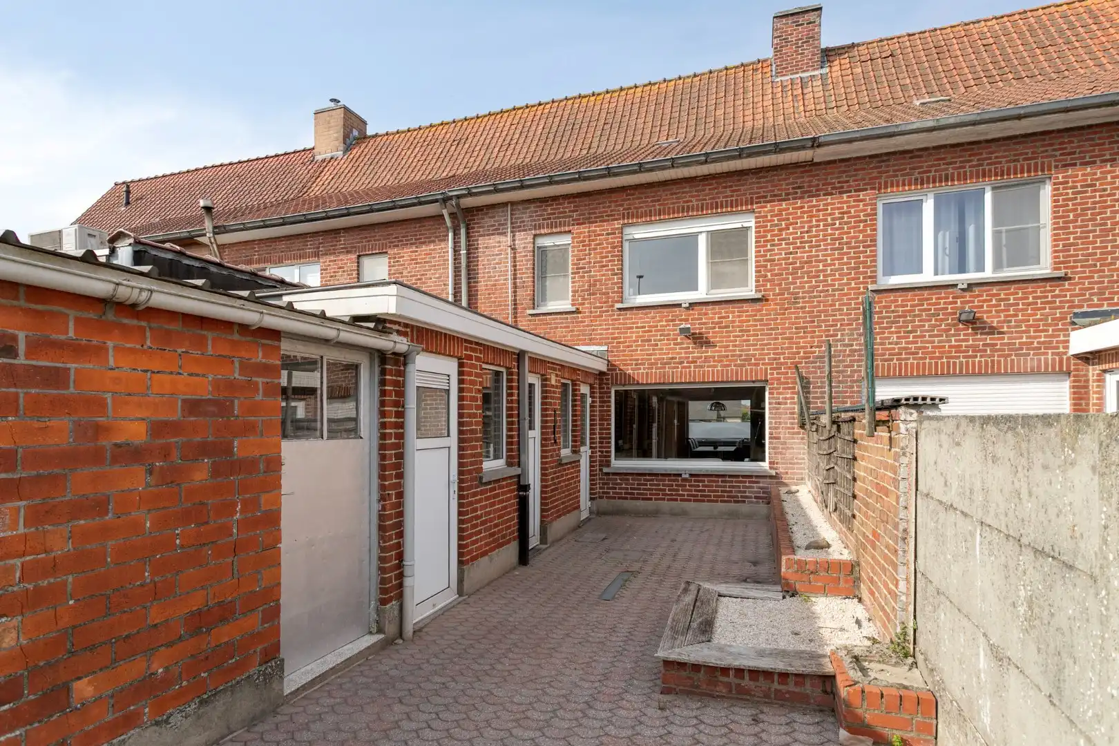 Te renoveren gezinswoning met garage foto 12