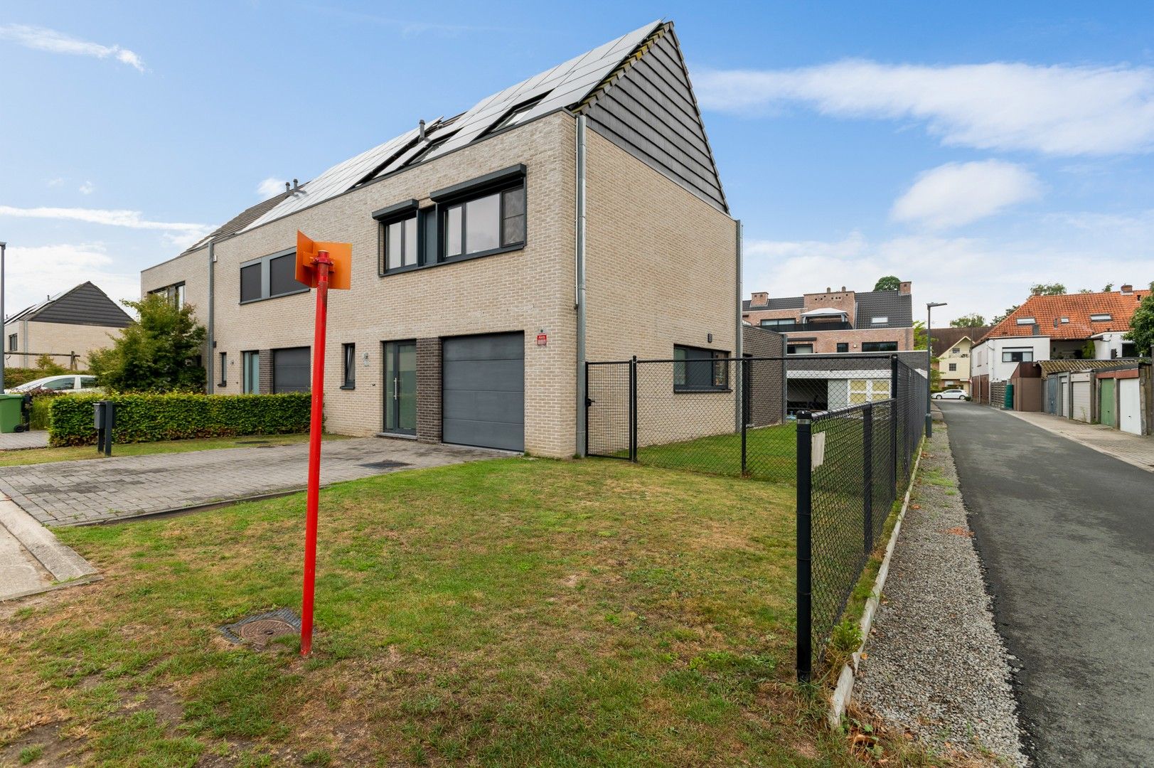Instapklare halfopen woning met 4 slpk, tuin met zwembad foto 2