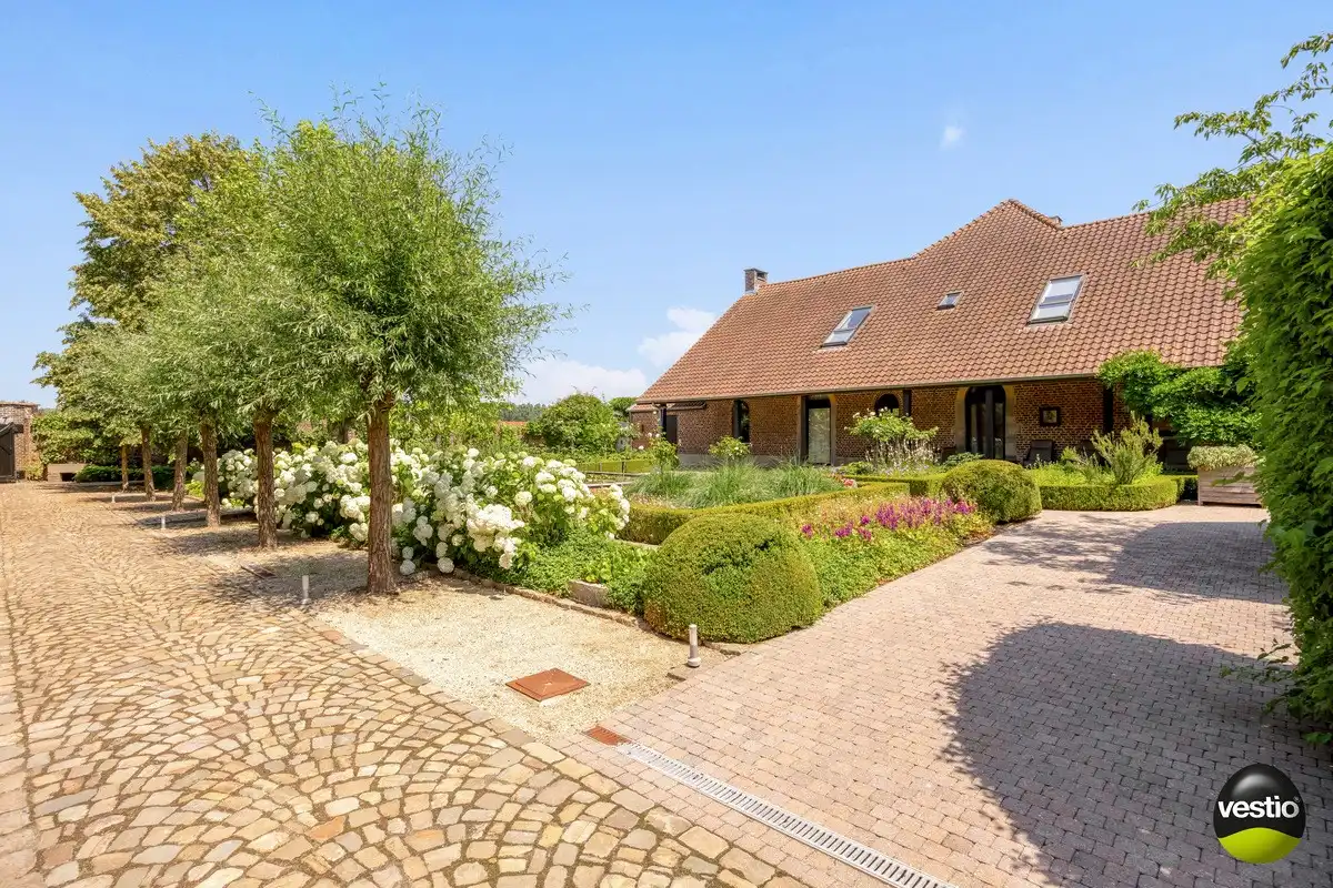 EXCLUSIEVE HOEVE MET MEERDERE WOONGEDEELTES, ATELIER, STALLING en AANPALENDE WEIDE OP CA. 1,6 HECTARE NABIJ DOMEIN NIEUWENHOVEN. foto 59