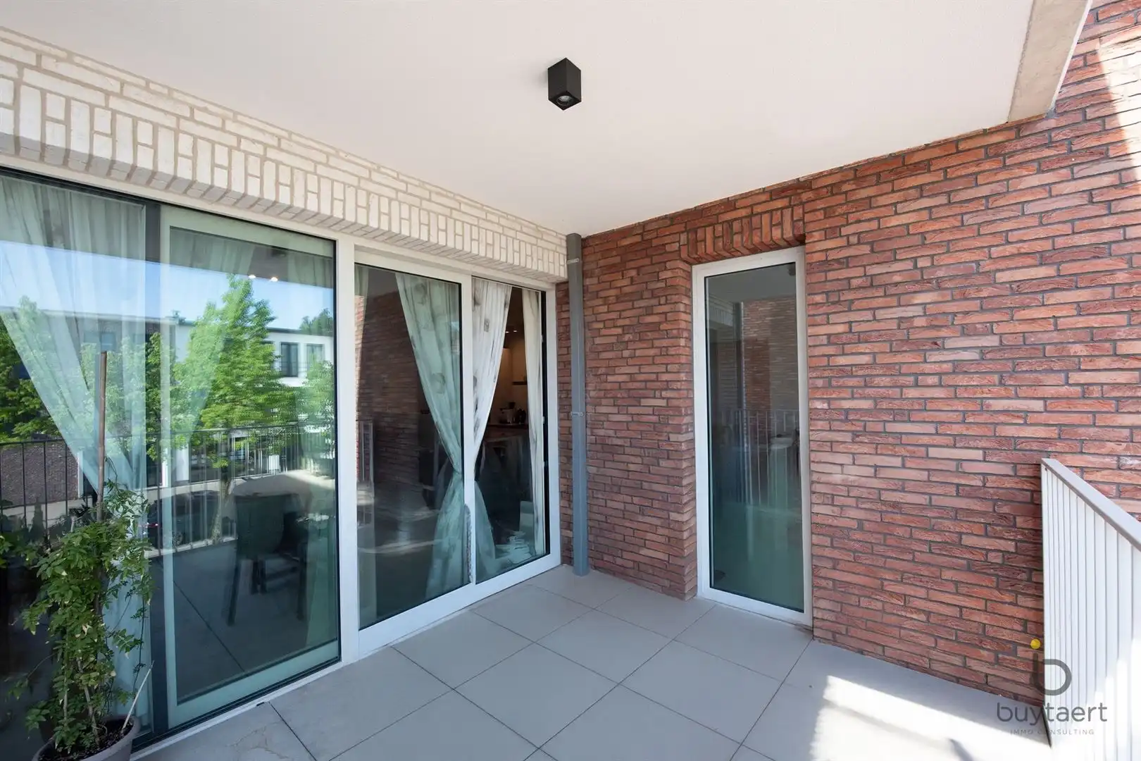Recent 3 slaapkamer appartement met gezellig terras te Sint Antonius. foto 7