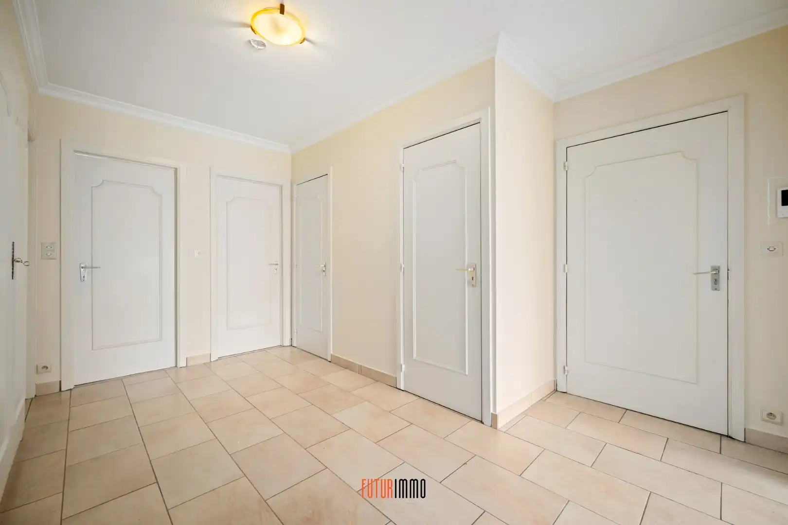 Ruim 3-slpk appartement met parking te Sint-Michiels foto 2