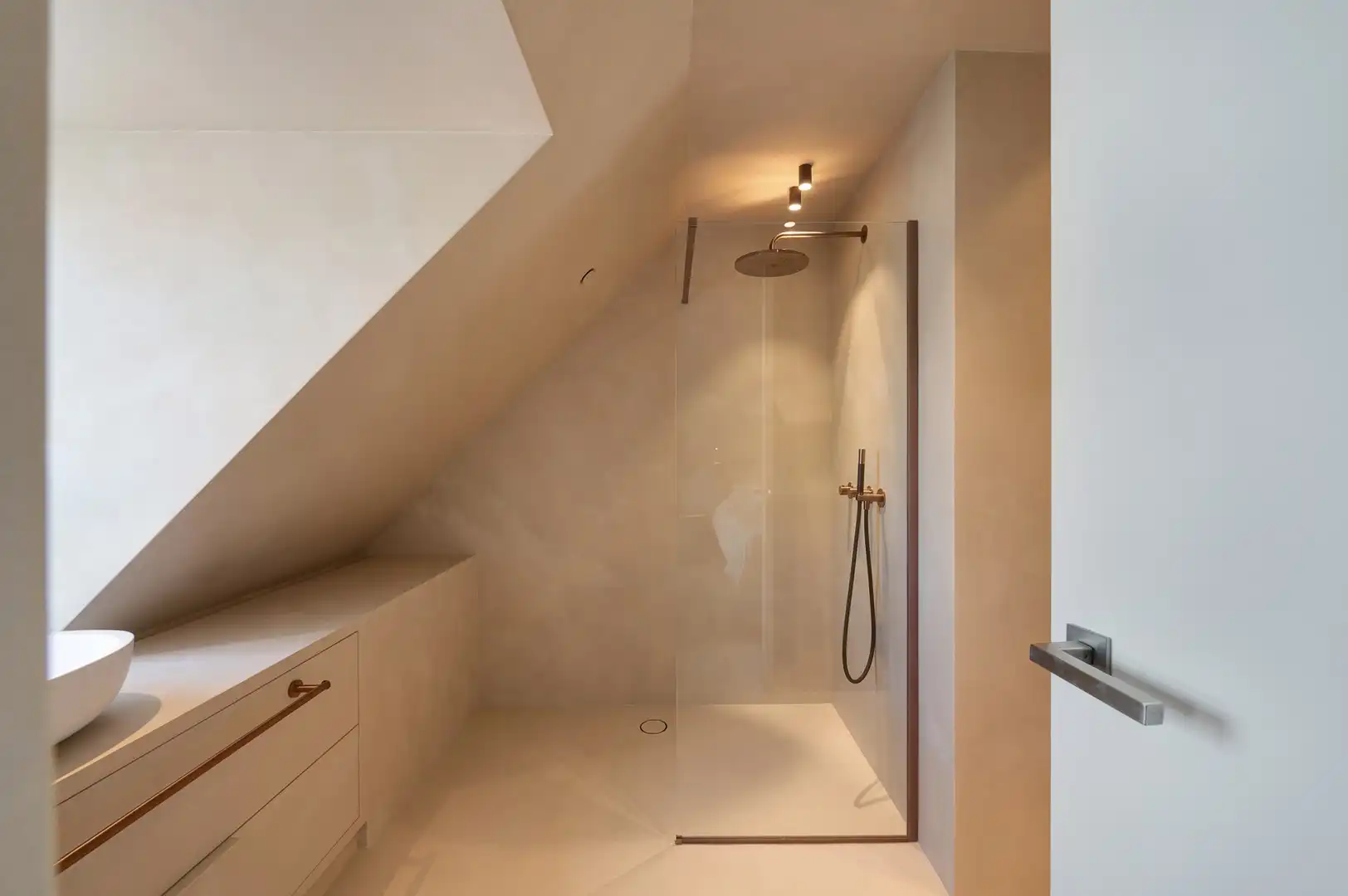 Sublieme zonnige penthouse met ruime terrassen en zijdelings zeezicht. foto 15