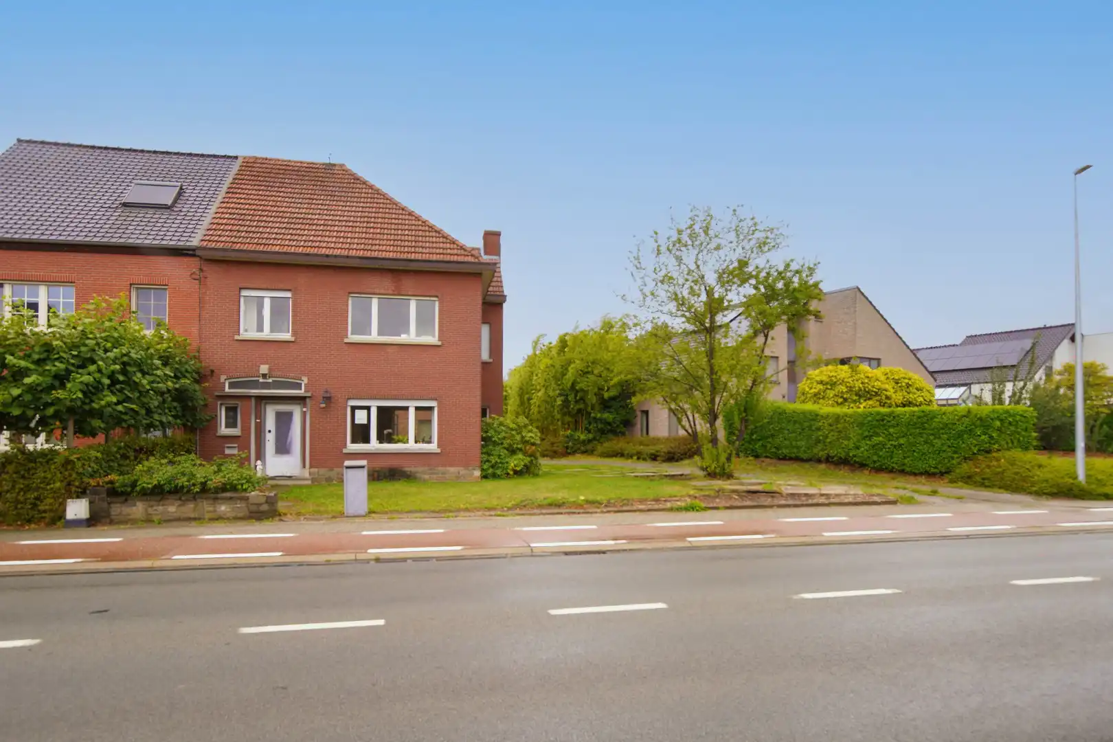 Ruime woning met vier slaapkamers en grote tuin foto 2