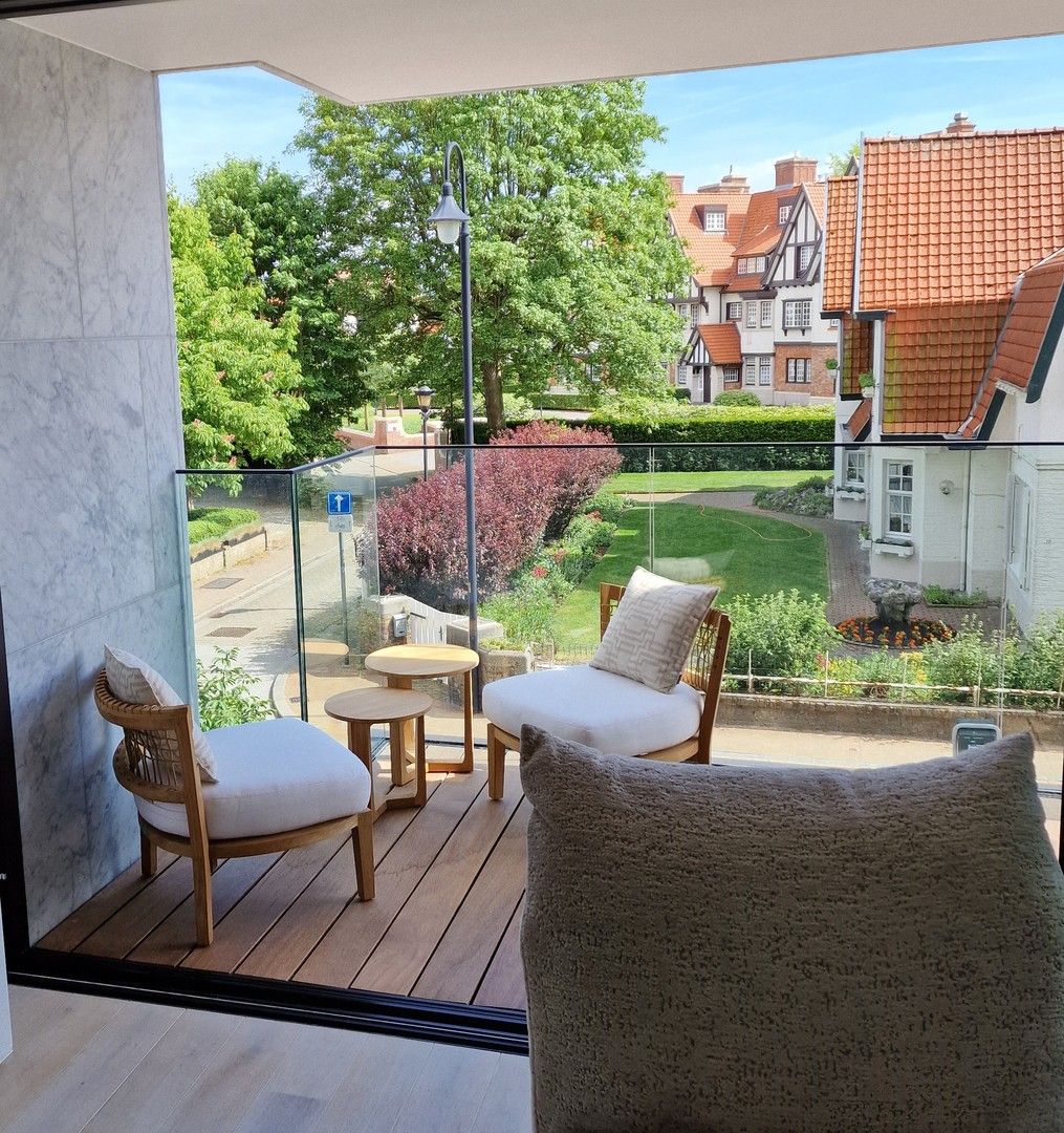 Subliem appartement met zonneterras, genietend van prachtige open zichten op het groen en de villa's van het Zoute. foto 5