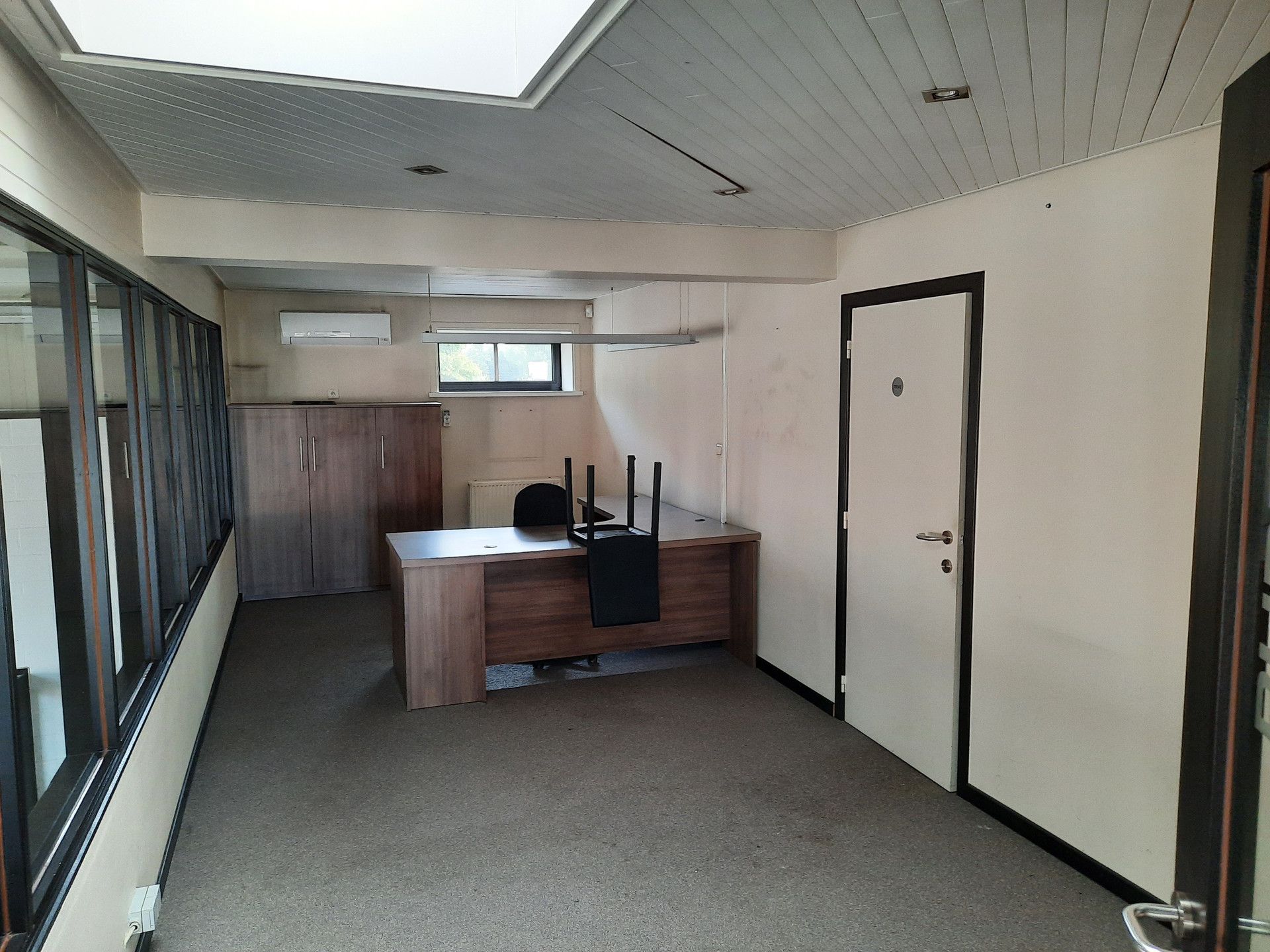 MULTIFUNCTIONEEL HANDELSPAND MET CONCIERGESTUDIO OP 19A82CA TE BEVERST. foto 10