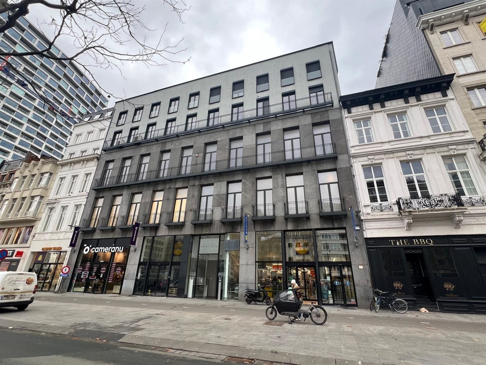 Voormalige showroom van Italiaans modemerk nabij Antwerpen-Centraal foto {{pictureIndex}}