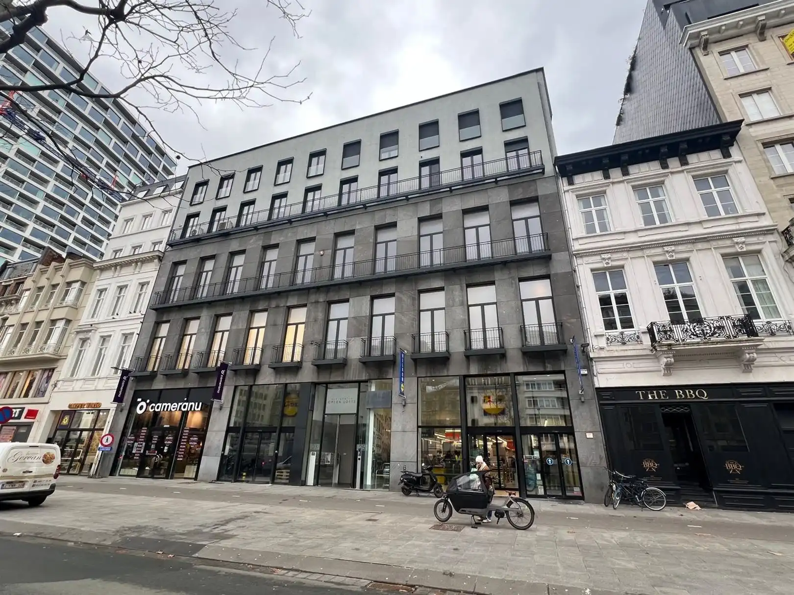 Voormalige showroom van Italiaans modemerk nabij Antwerpen-Centraal foto {{pictureIndex}}