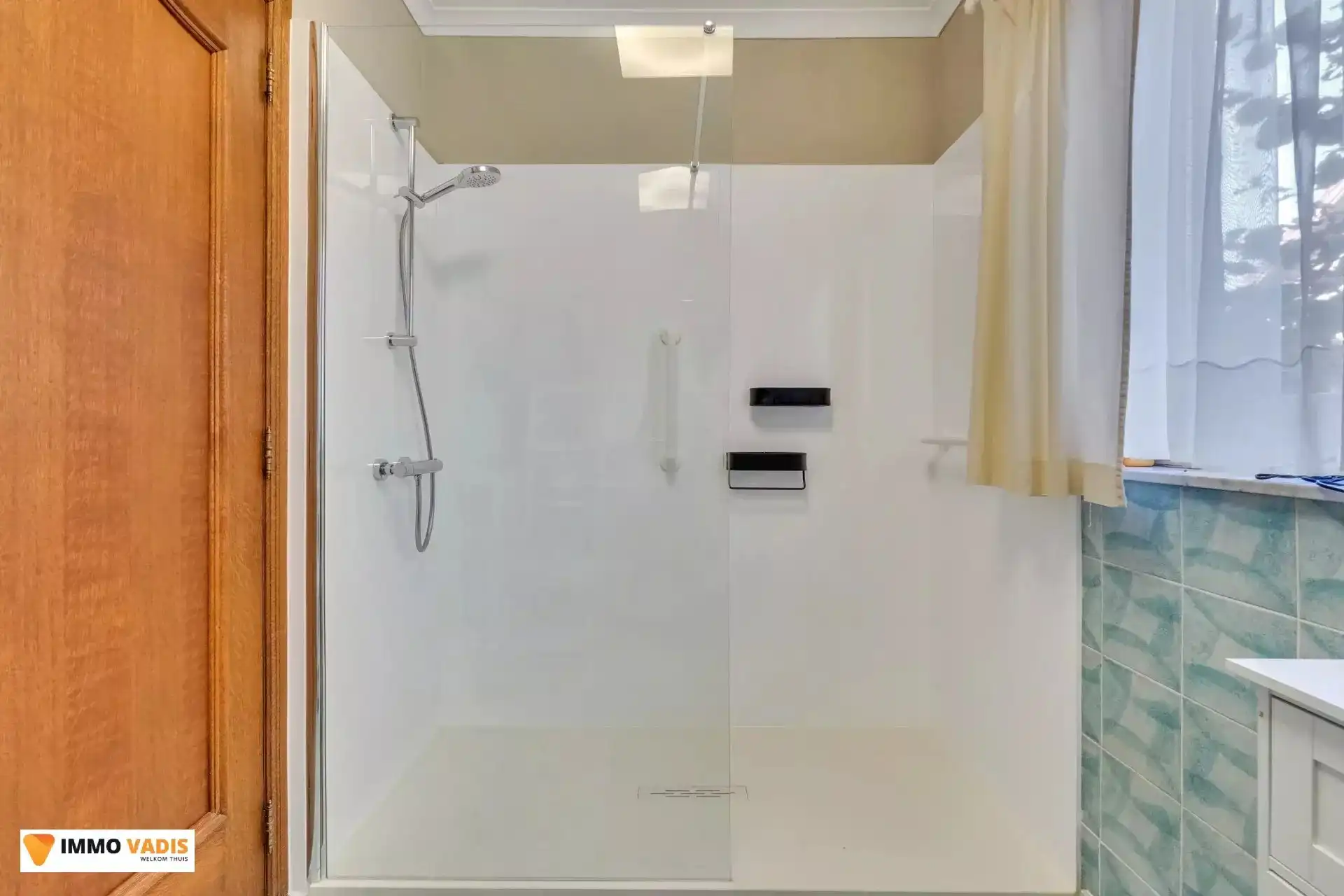 Te koop op lijfrente - Comfortabele villa met drie slaapkamers, twee garages en een magazijn. foto 19