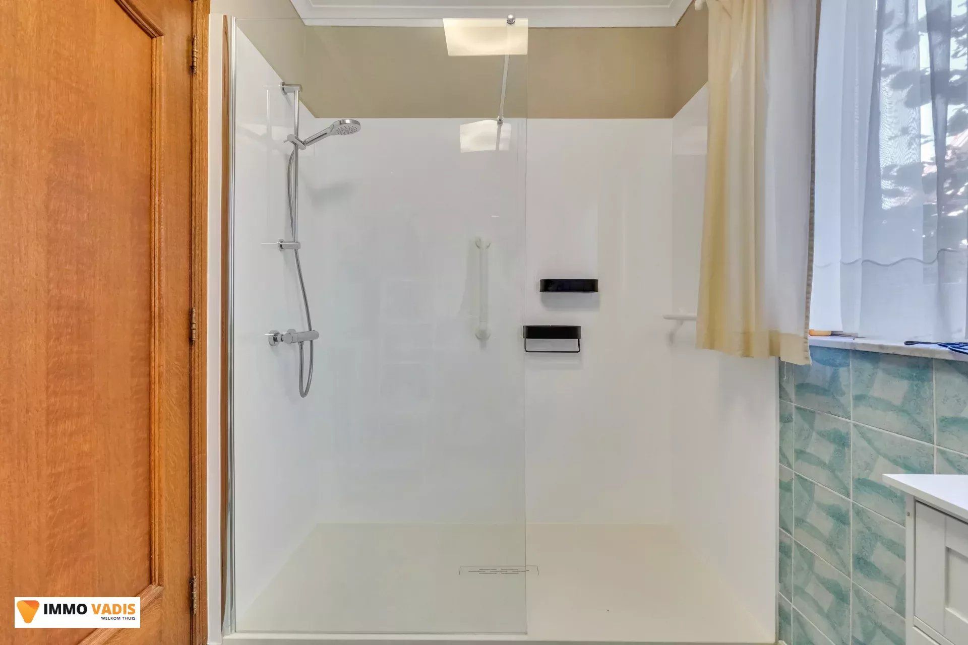 Te koop op lijfrente - Comfortabele villa met drie slaapkamers, twee garages en een magazijn. foto 19