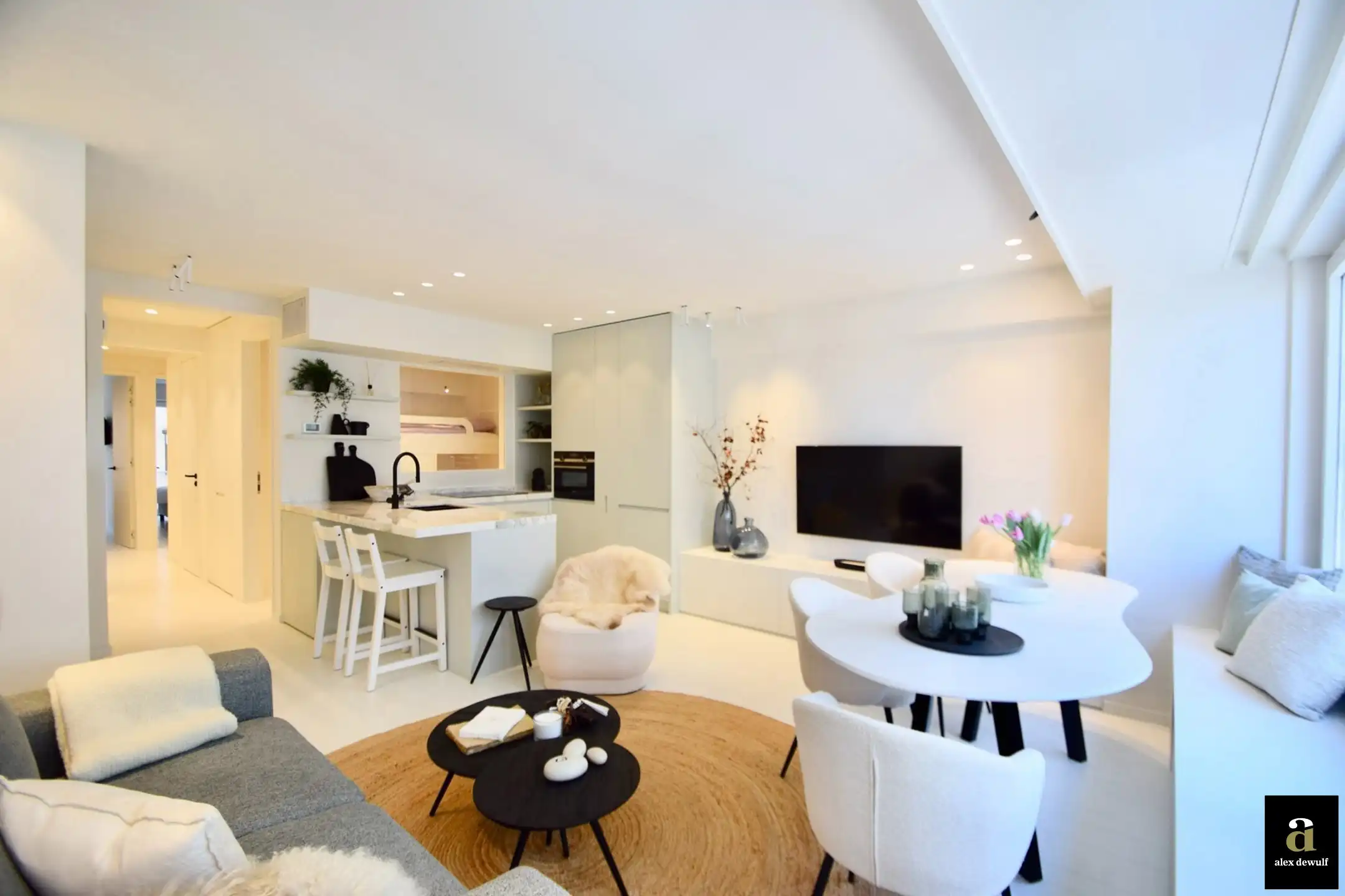 Lichtrijk gerenoveerd appartement nabij de winkels, het strand en de zee. foto {{pictureIndex}}