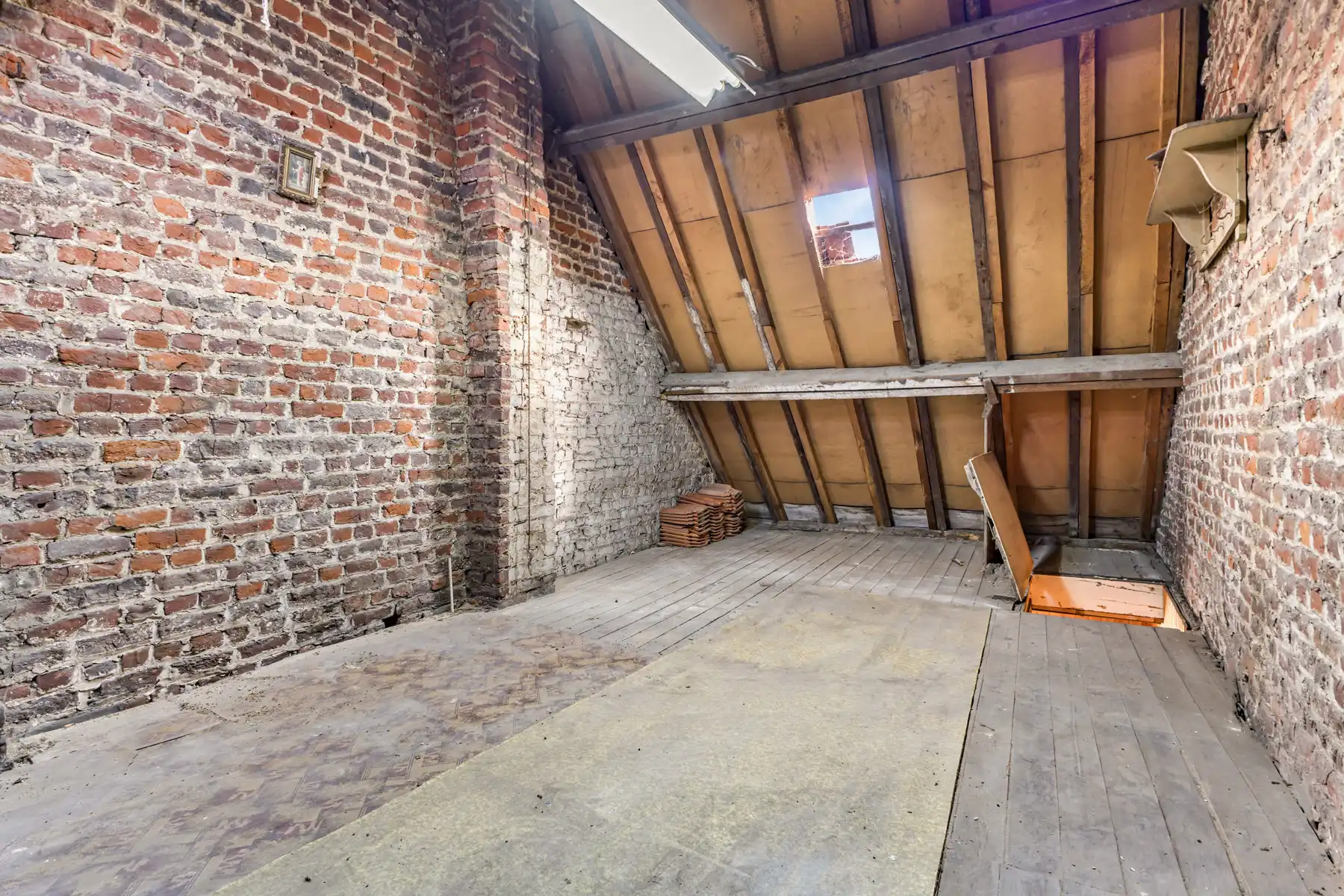 Te renoveren woning met 2 slaapkamers, zolder en tuin foto 20
