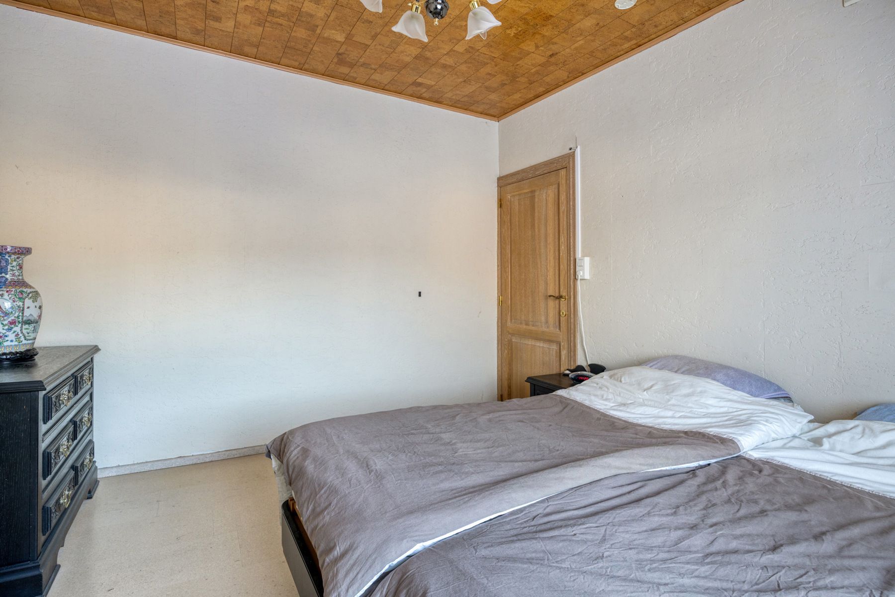 Leemans Immobiliën presenteert u  deze gerenoveerde, instapklare woning in het bruisende hart van Denderleeuw. foto 13