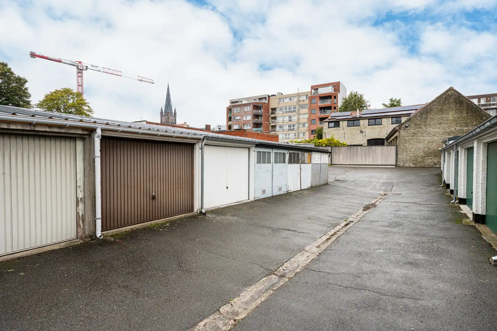 Te renoveren woning met verrassend veel ruimte, stadstuin en garagebox in Eeklo! foto 19