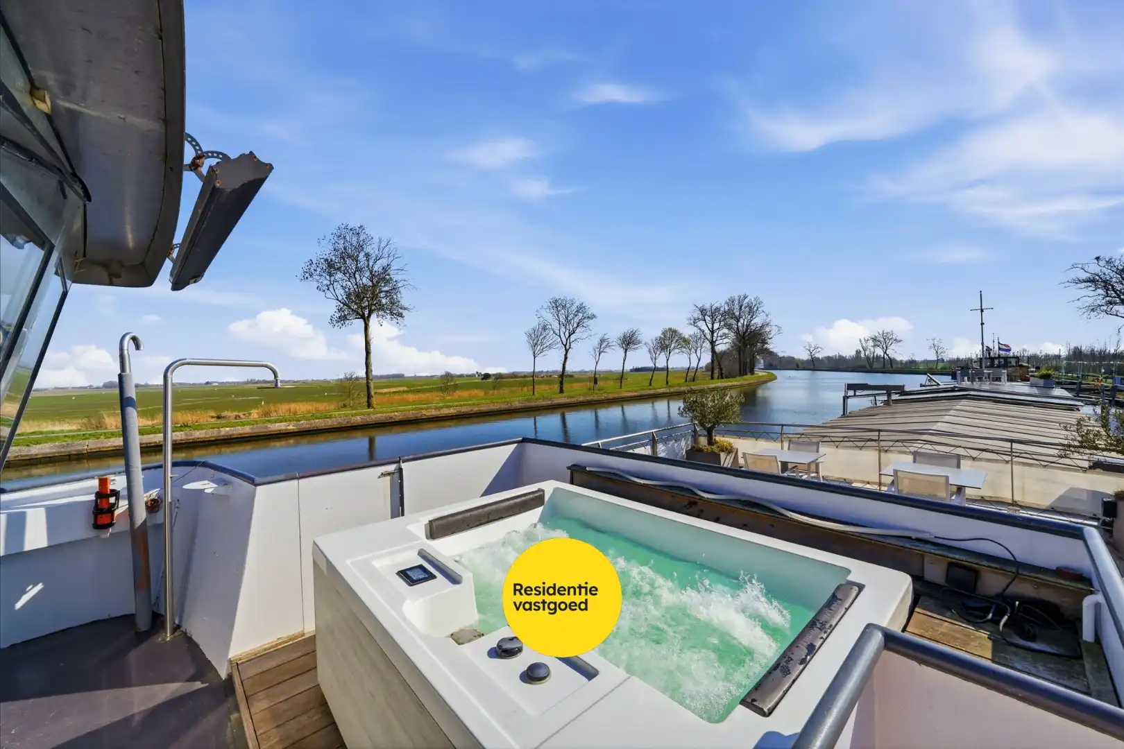 Unieke woonboot met B&B en vergunde ligplaats in Plassendale foto 4