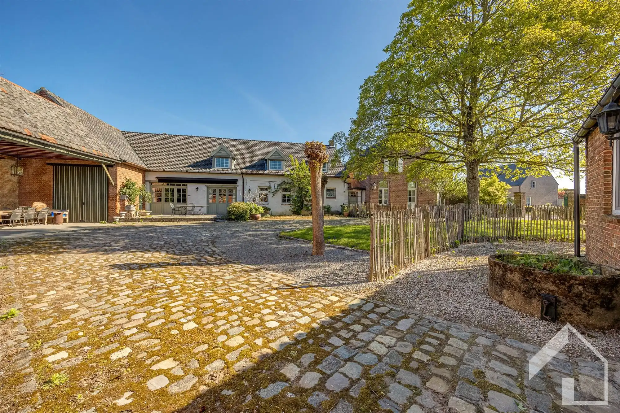 Unieke hoeve bestaande uit 2 individuele woningen en atelier foto 2