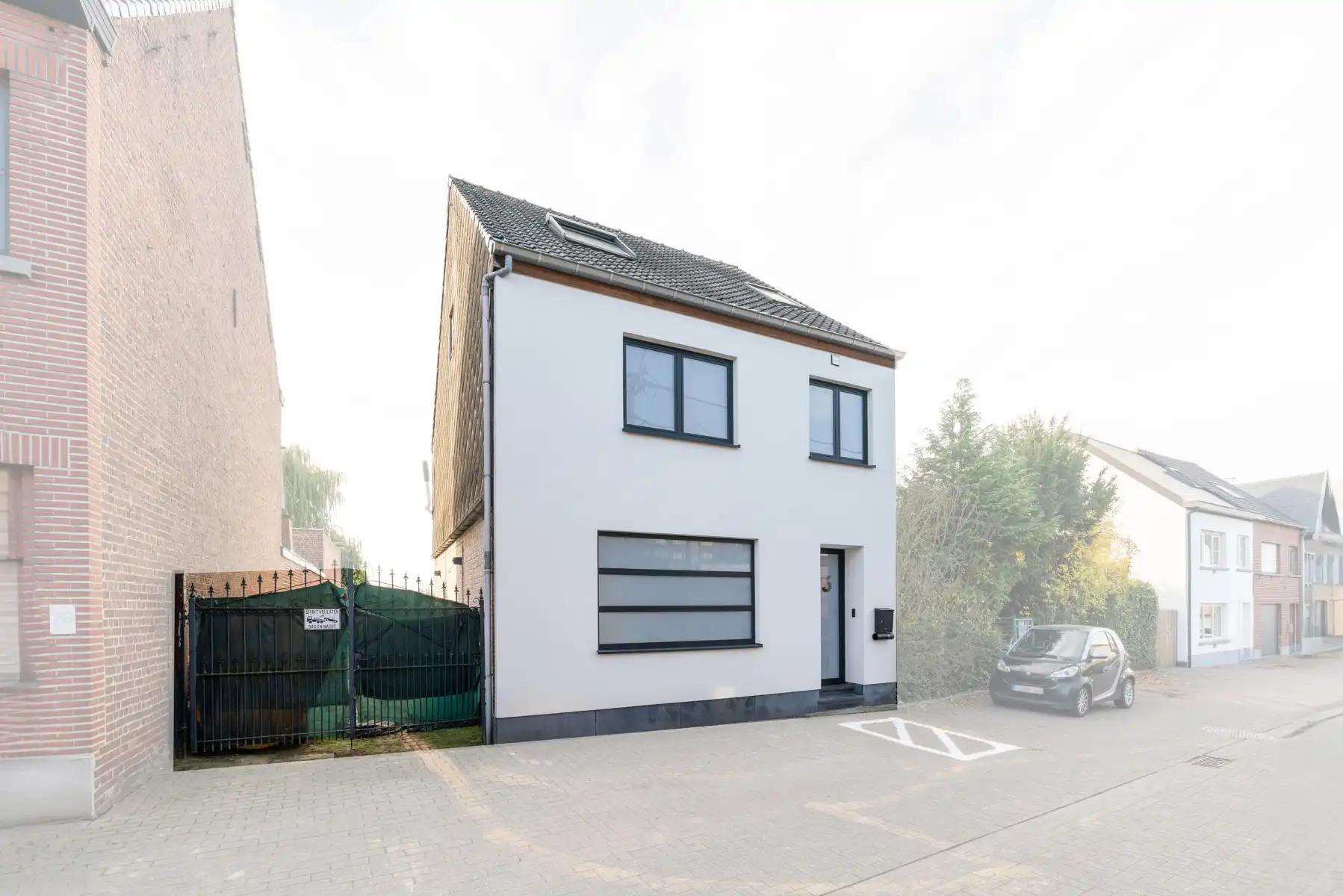 TE KOOP - deels gerenoveerde woning met 4 slaapkamers foto 19