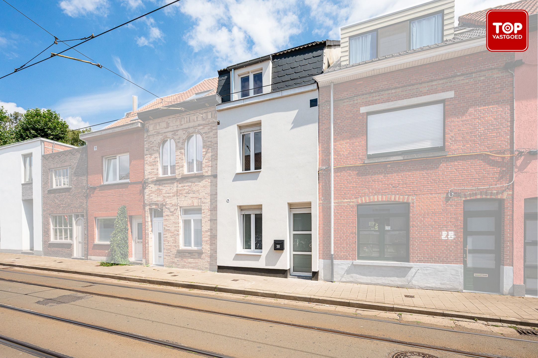Stijlvol gerenoveerde gezinswoning met 4 slaapkamers en gezellige tuin foto 2