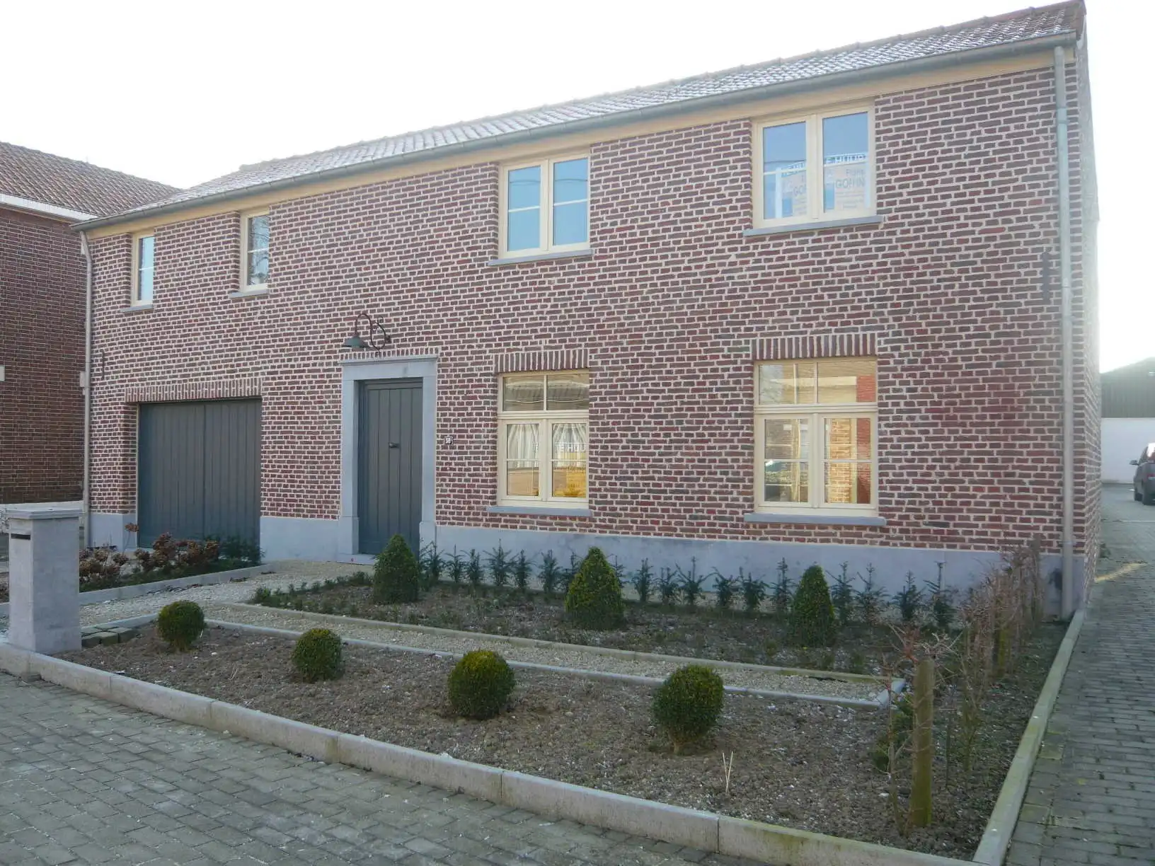 Mooie gerenoveerde vrijstaande woning met garage en achterliggend terrastuintje. foto {{pictureIndex}}