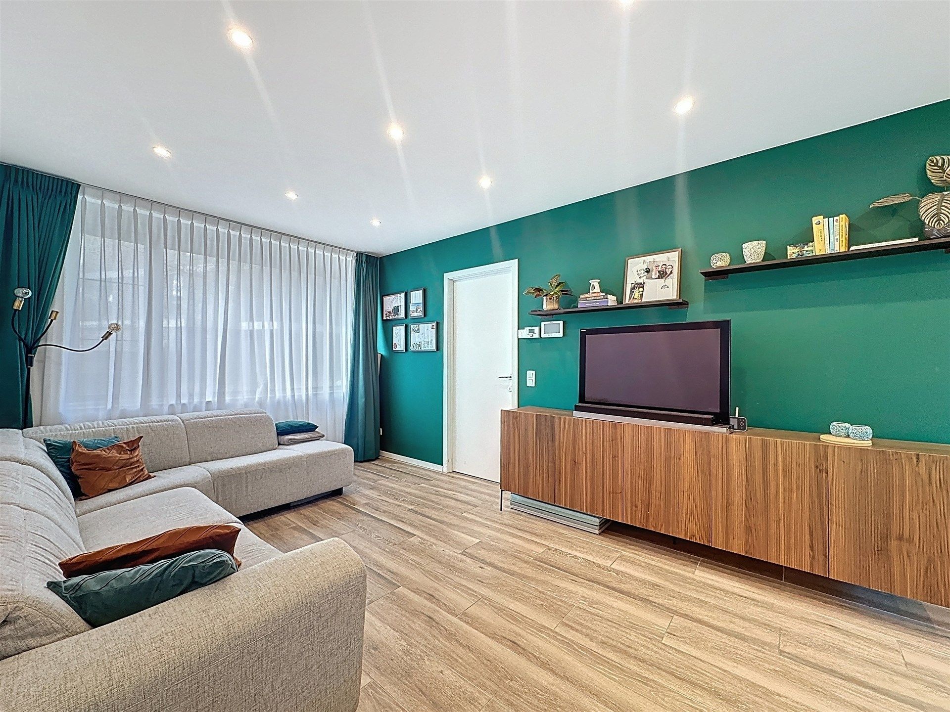 Recente woning met 4 slk en autostaanplaats op toplocatie foto {{pictureIndex}}