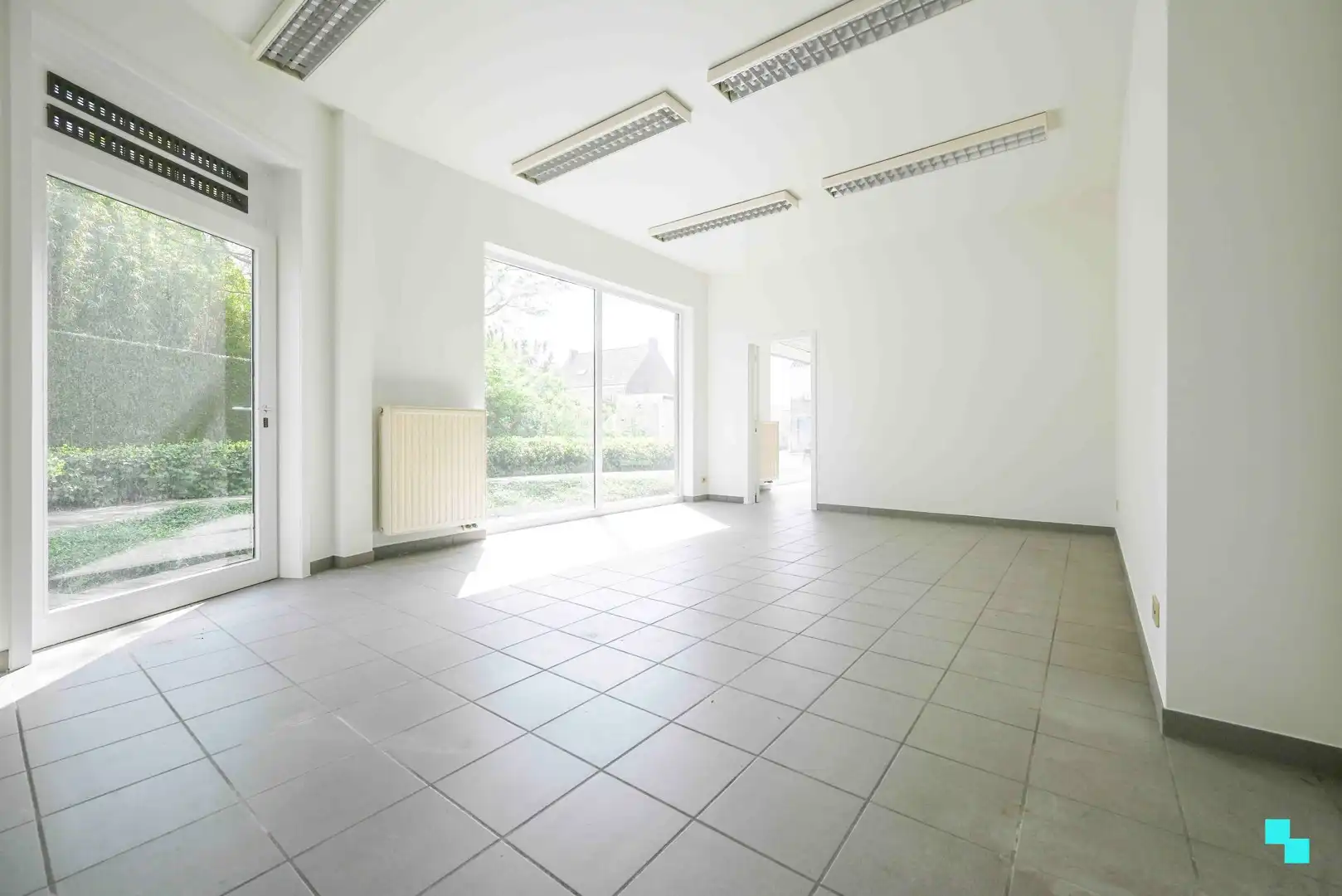 Handelsruimte met veel mogelijkheden op toplocatie in Oostrozebeke! foto 3