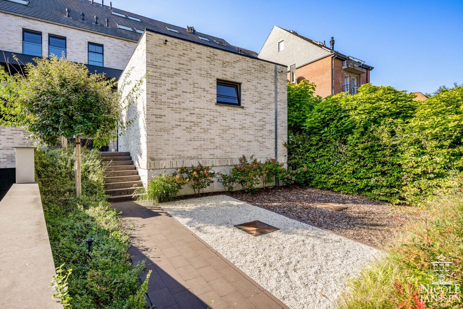 Gelijkvloers appartement met terras, twee bergingen en autostandplaats foto 24