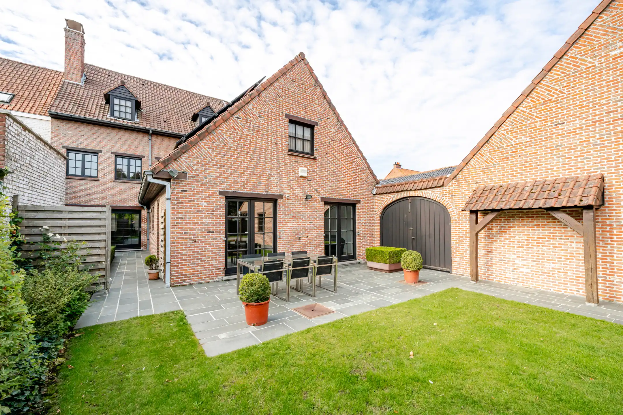 Charmante herenwoning met uitweg achteraan (3 garages).  foto 5