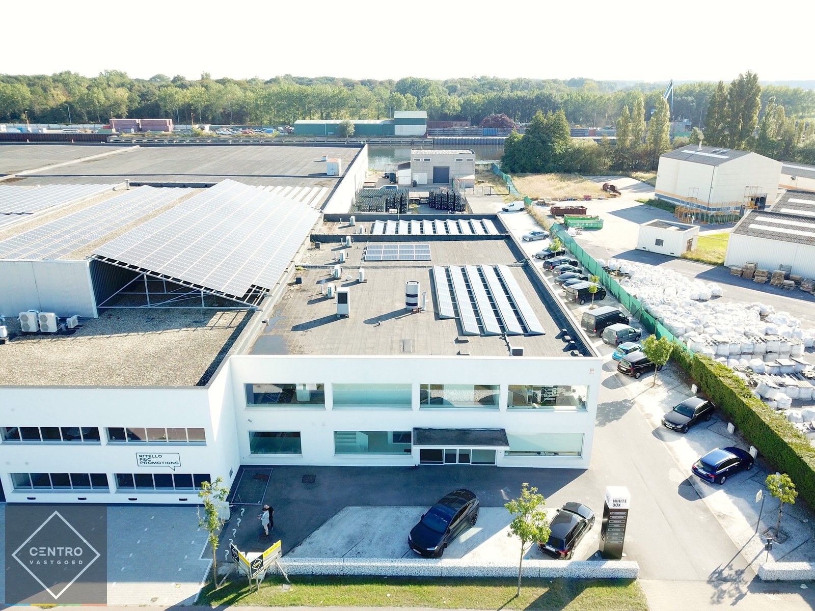 Moderne KANTOORRUIMTE (± 115m2) op de eerste verdieping (lift aanwezig in het gebouw!), inclusief 2 parkeerplaatsen voor de deur. Op zichtlocatie op industriezone "Herdersbrug" te Brugge. foto 10