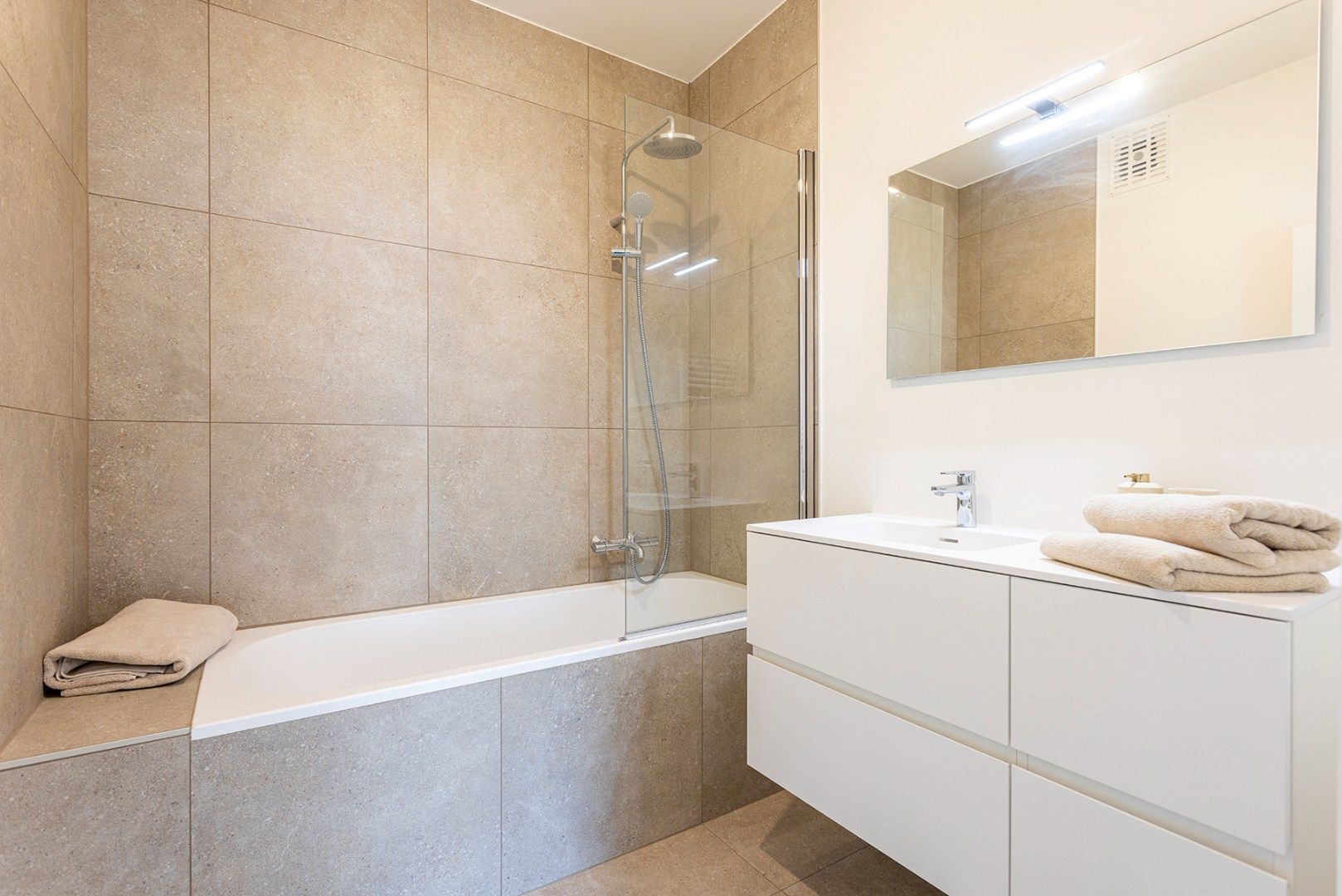 Vernieuwbouw appartement (1v) met 3 slaapkamers en twee terrassen!  foto 4