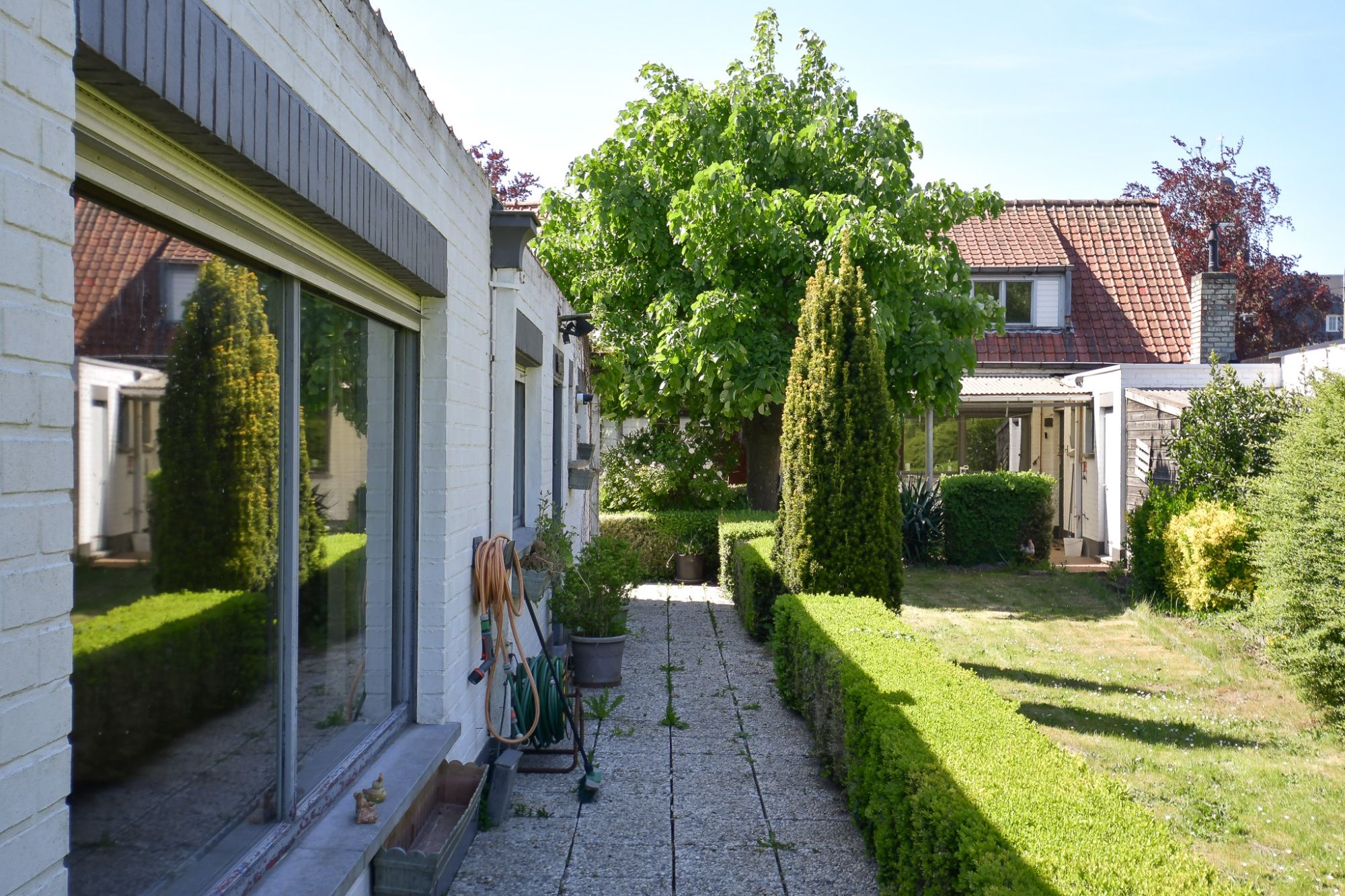 Woning en bijgebouw met prachtige idyllische tuin en uitweg op 2034 m² foto 29