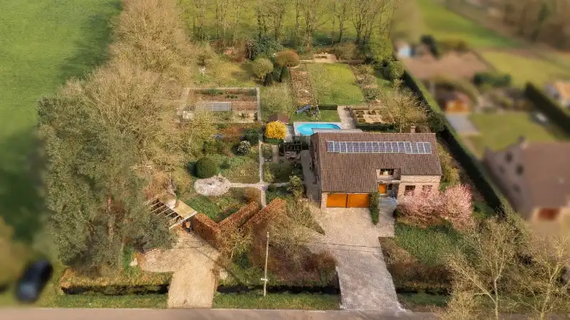 Ruime villa van 302m² op 36 are met zwembad en volledige onderkeldering foto {{pictureIndex}}