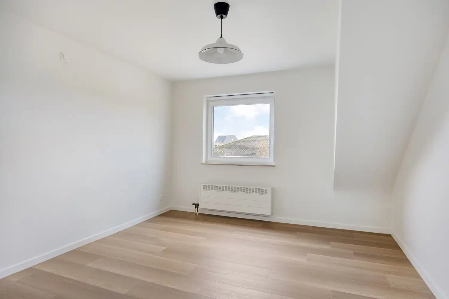 Gerenoveerde gezinswoning met 4 slaapkamers, garage en grote zonnige tuin rustig gelegen vlakbij het centrum van Lochristi. foto 11